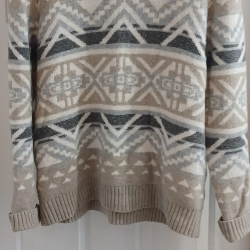 Old Navy Men's Tan and Gray Patterned Crewneck Sweater